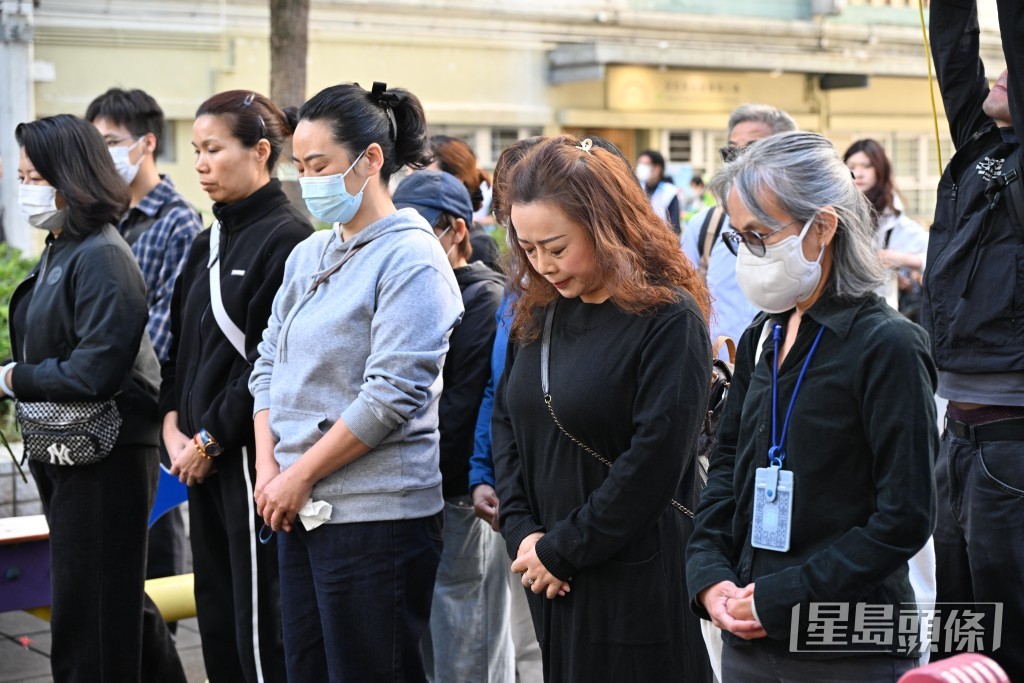 有市民在大埔宏福苑廣福社區中心外小公園獻花。蘇正謙攝
