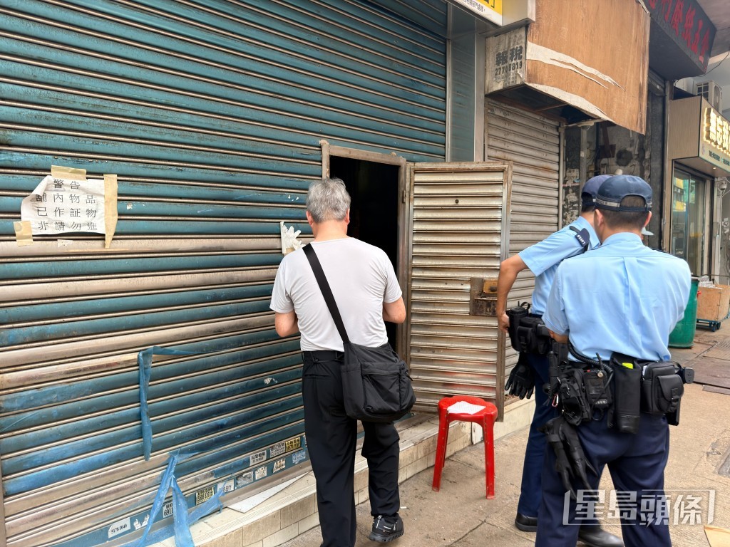 負責人陳先生(白衫)返回空置店舖揭發失竊案。梁國峰攝 負責人陳先生(白衫)返回空置店舖揭發失竊案。梁國峰攝
