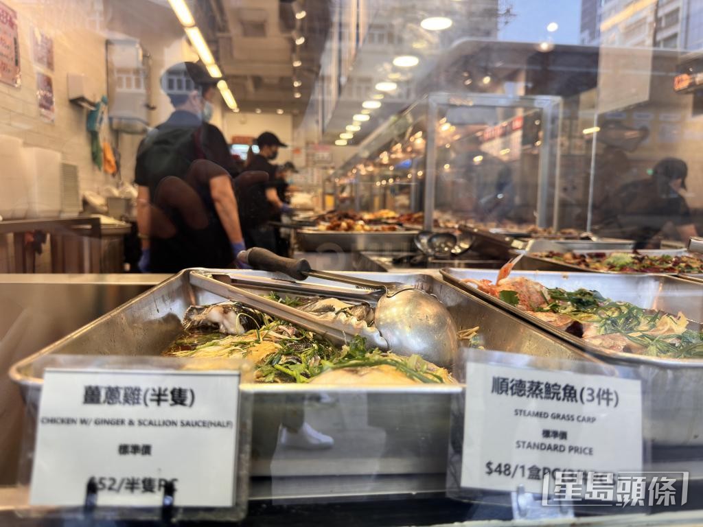 有兩餸飯店提供較高價格的菜式，如蒸魚和薑蔥雞。