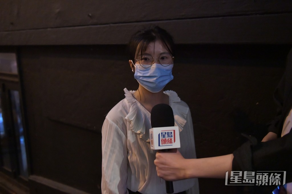 萬聖節.內地遊客李小姐同樣認為氣氛很好,讚警方安排令她很有安全感。陳極彰攝 萬聖節.內地遊客李小姐同樣認為氣氛很好,讚警方安排令她很有安全感。陳極彰攝