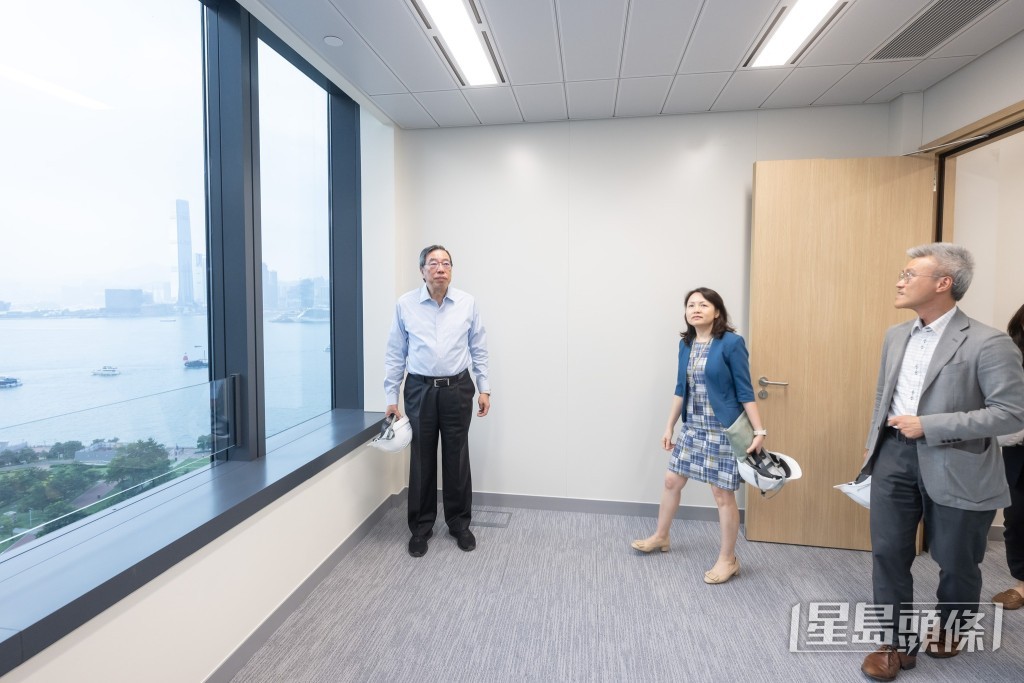 全體議員將在本月23日開始搬遷至綜合大樓9至14樓議員樓層新辦公室。 全體議員將在本月23日開始搬遷至綜合大樓9至14樓議員樓層新辦公室。