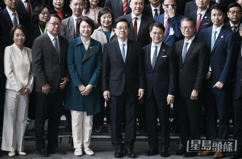 行政長官李家超（中）及新一屆90位立法會議員大合照。