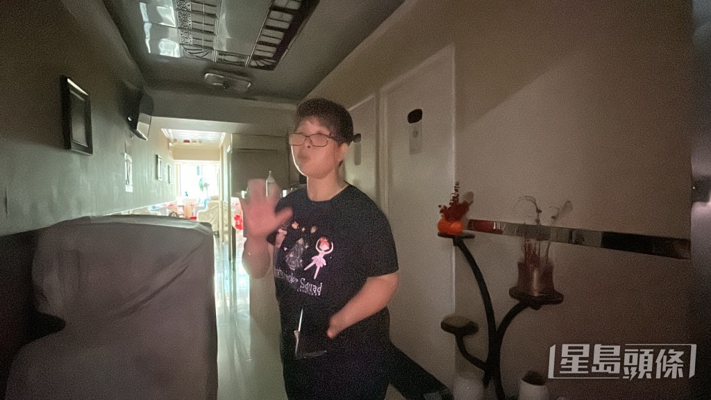賓館女職員指所有租客已退房。 賓館女職員指所有租客已退房。