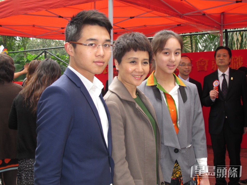何猷亨跟母親及細妹出席活動。