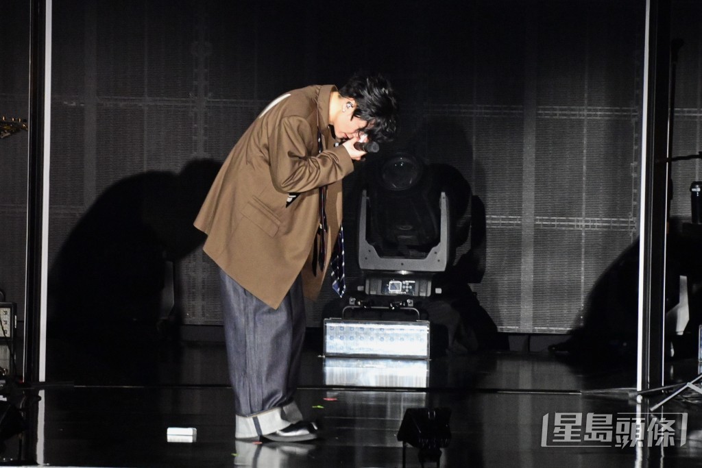 陳健安在台上哭成淚人。