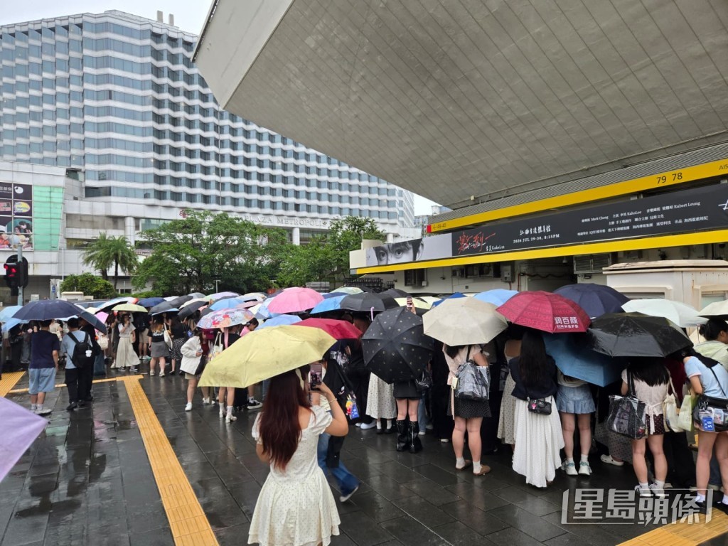 一眾粉絲都希望見到偶像李昊。 一眾粉絲都希望見到偶像李昊。