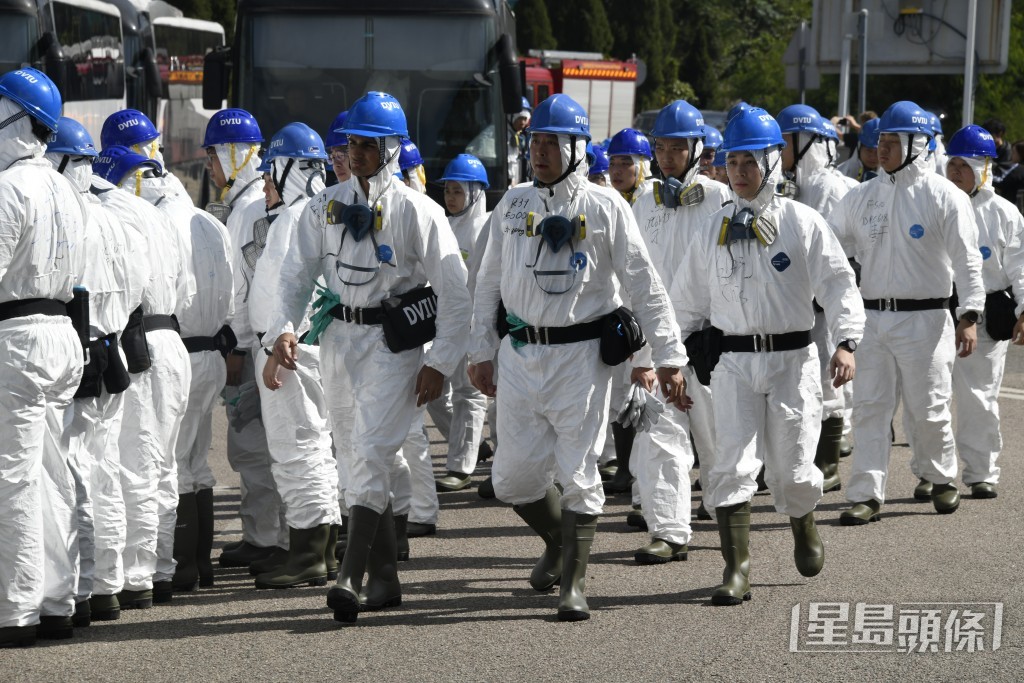 大批​ 「DVIU」人員到達火場搜證。楊偉亨攝