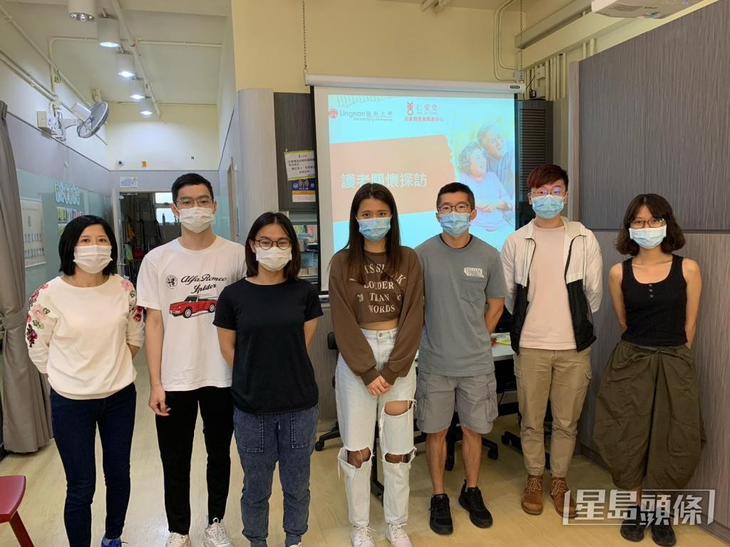 馮明穗(左一)帶領學生進行社區探訪活動,了解照顧者的需要。 馮明穗(左一)帶領學生進行社區探訪活動,了解照顧者的需要。
