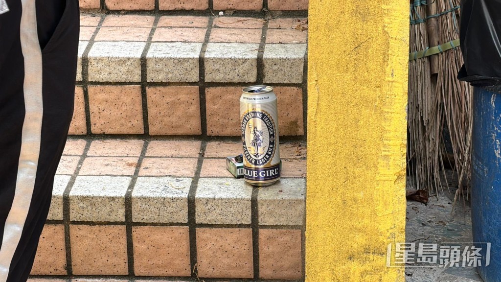 梯間遺下啤酒與香煙。