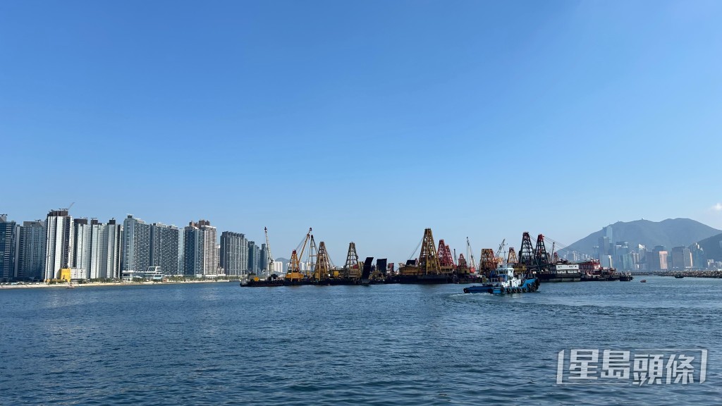 九龍城碼頭對開，一艘貨船被誤為著火冒煙。蔡楚輝攝