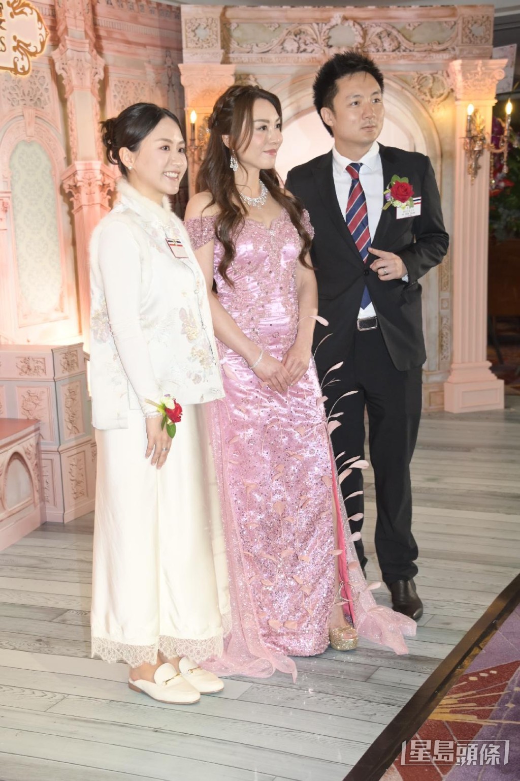 見莊雅婷側面腹部微隆，仲要着平底鞋。