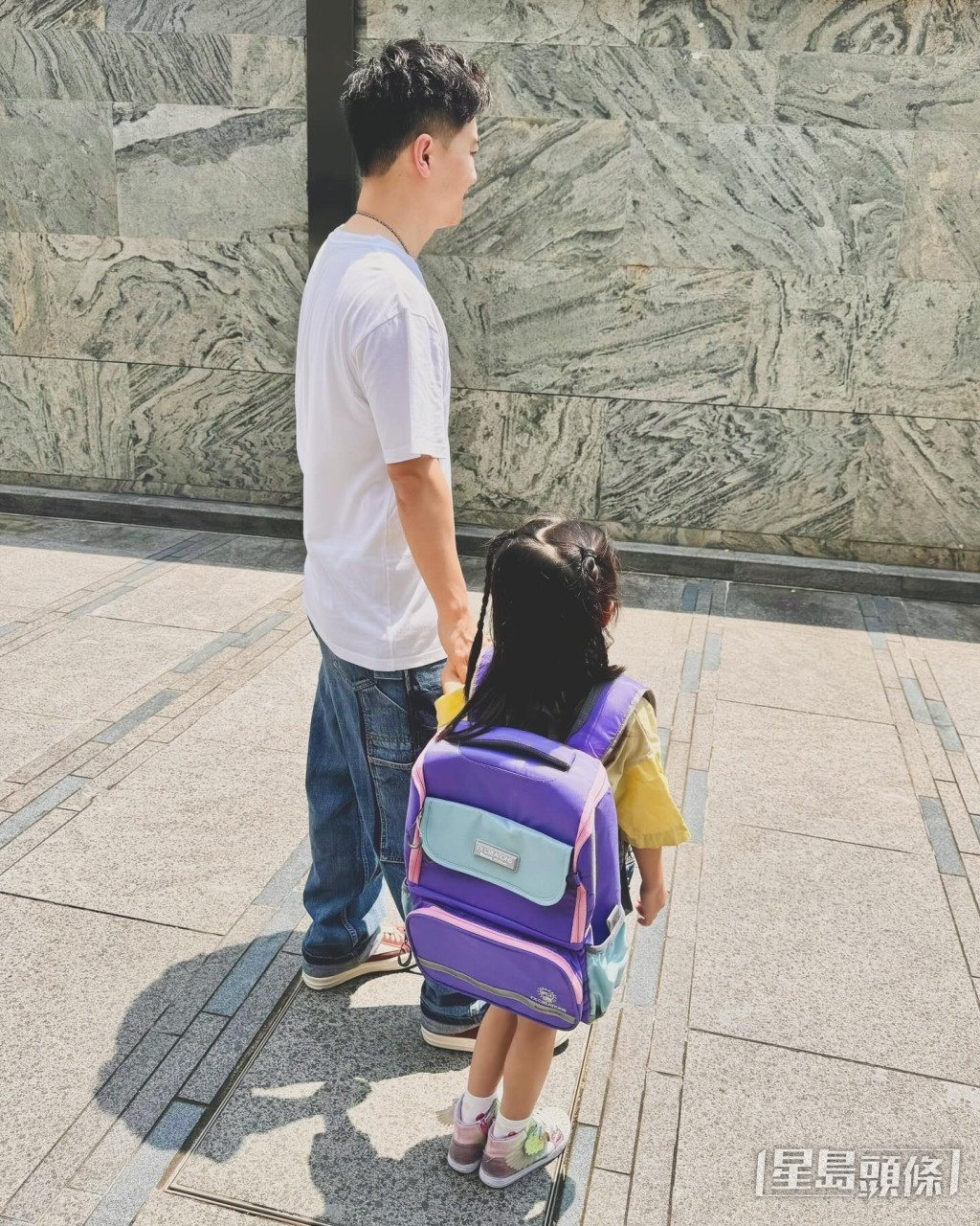 譚輝智在IG晒出與女兒的合照。