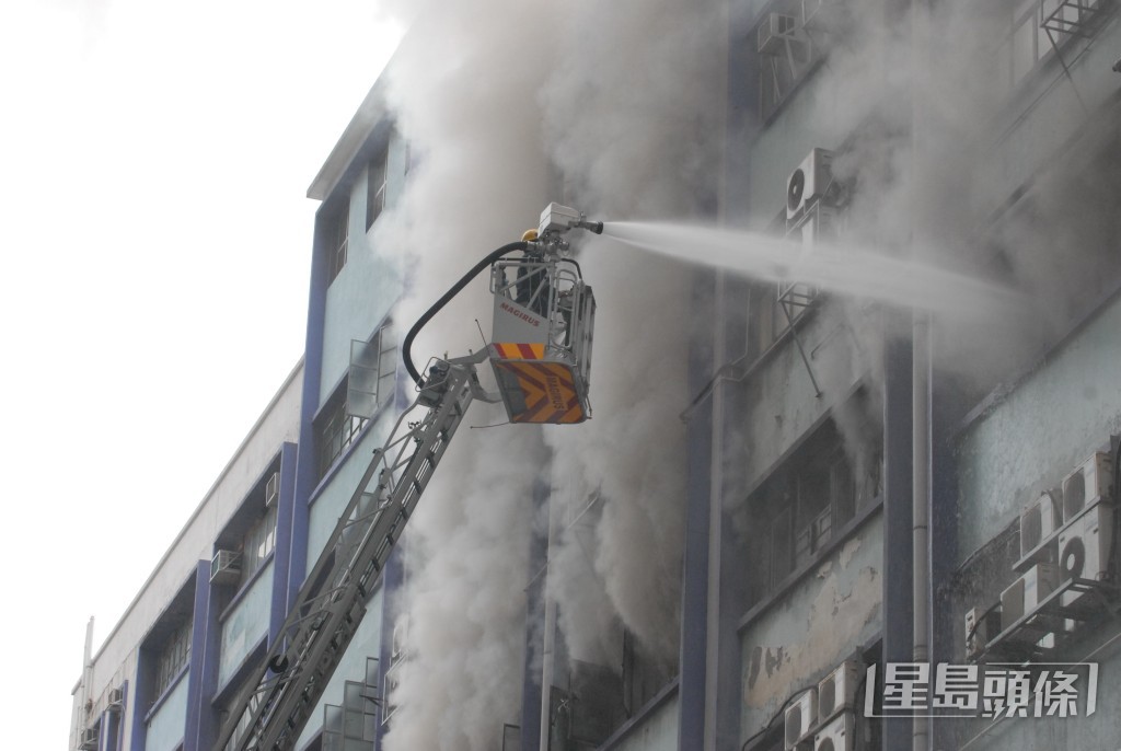 長沙灣麗昌工廠大廈發生四級大火。