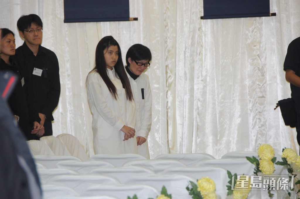午马太太（白衫、右）与女儿（白衫、左）10年前送别挚爱，哭成泪人。
