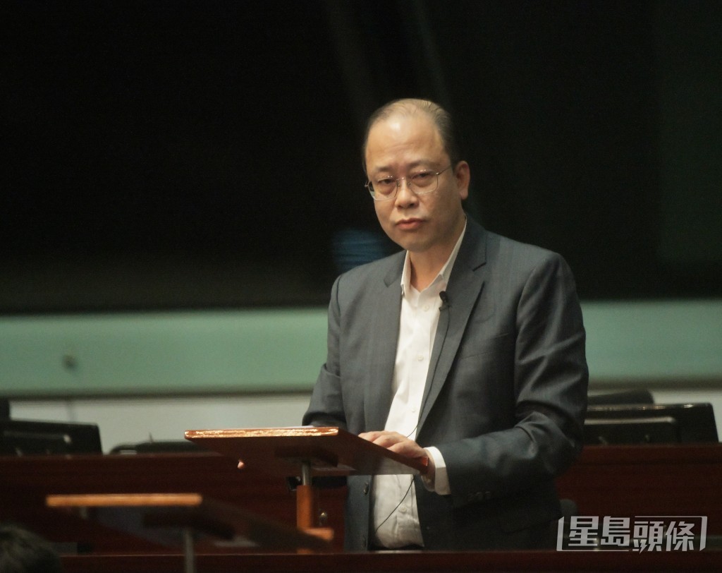 勞工界周小松質疑政府參考的大專生工資中位數18,500元數字過低。