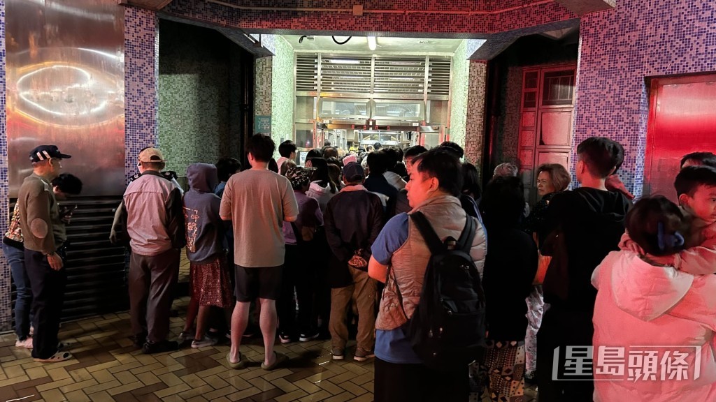 火勢熄滅後，居民陸續返回單位。蔡楚輝攝