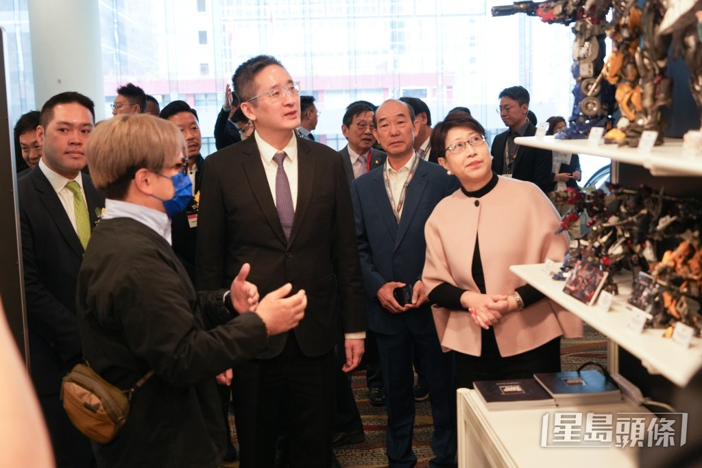 商經局副局長陳百里參觀不同參展商。