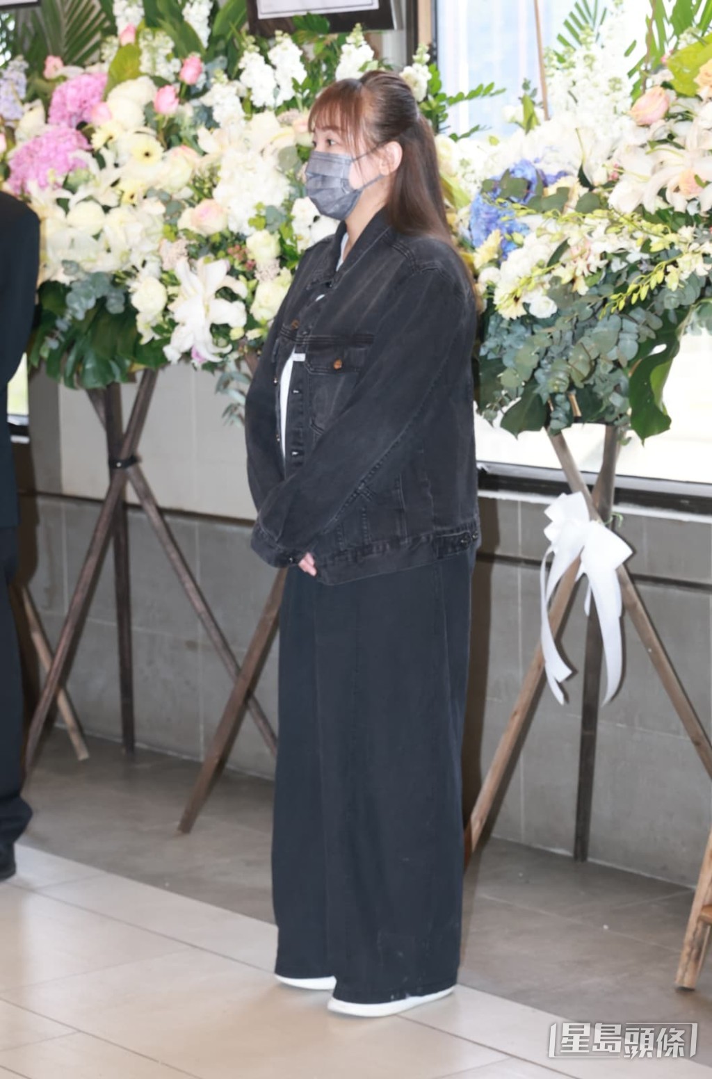 林妤謙(Agnes)在靈堂門口被黑衣工作人員阻攔,無法進入。 林妤謙(Agnes)在靈堂門口被黑衣工作人員阻攔,無法進入。