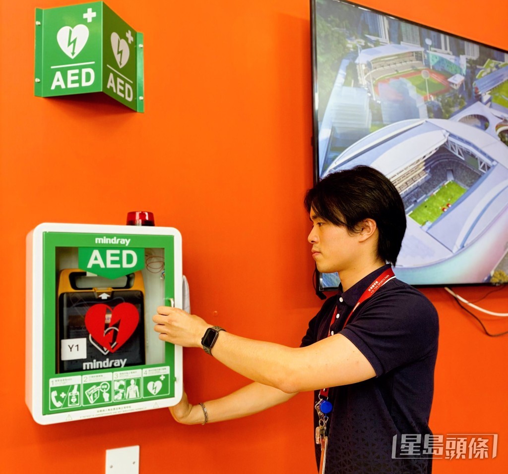 Reborn 示範使用自動心臟除顫器(AED),講述當日於啟德青年運動場附近為一名昏迷男子進行急救,成功挽救生命。 Reborn 示範使用自動心臟除顫器(AED),講述當日於啟德青年運動場附近為一名昏迷男子進行急救,成功挽救生命。