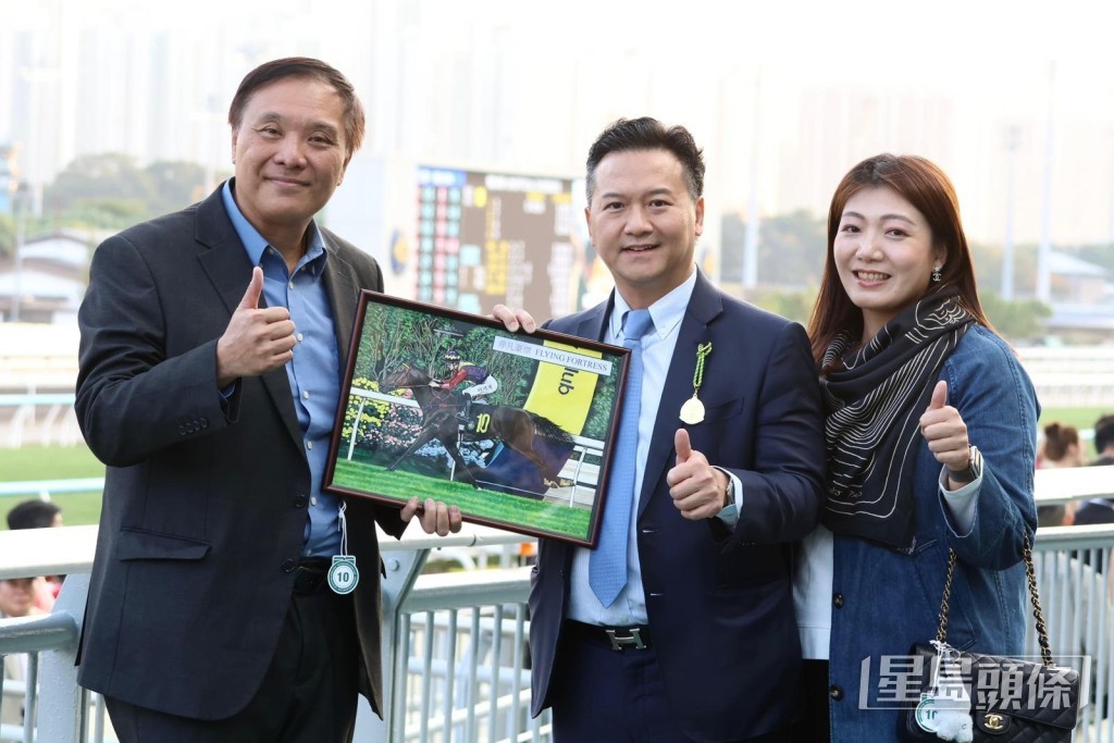 剛星期日有「非凡豪傑」粉絲向馬主袁志堅送上自己畫的作品。