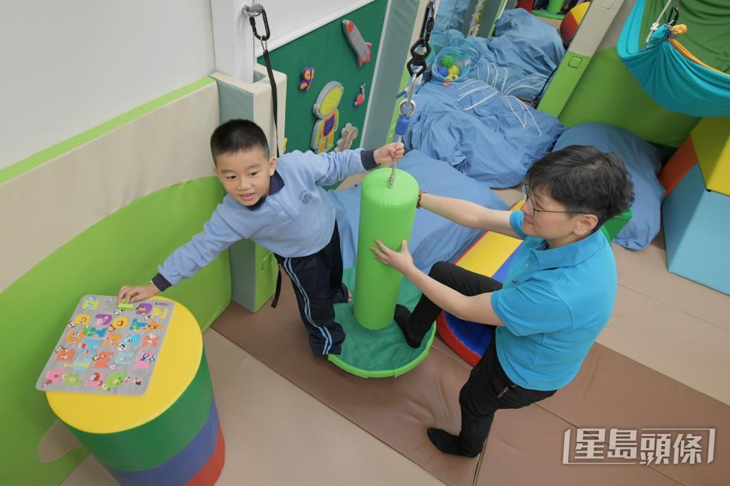 社會福利署曾計劃於全港各區增設至少1間幼兒中心。 社會福利署曾計劃於全港各區增設至少1間幼兒中心。