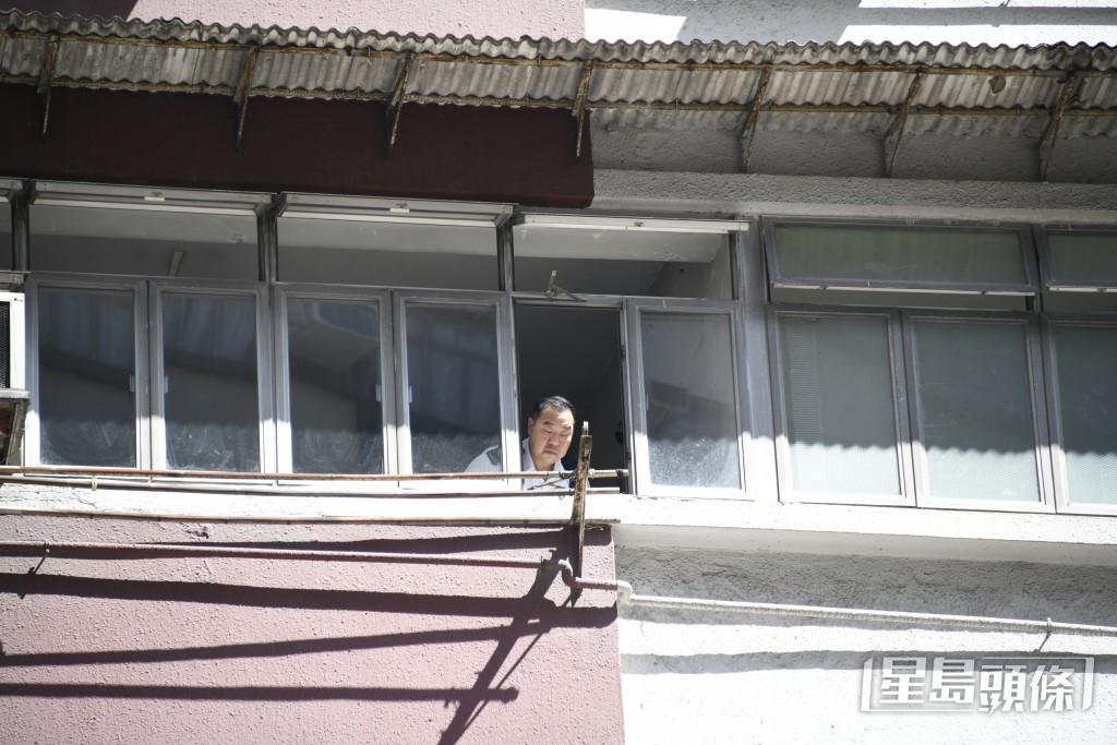 警員在墮窗單位內調查。楊偉亨攝 警員在墮窗單位內調查。楊偉亨攝