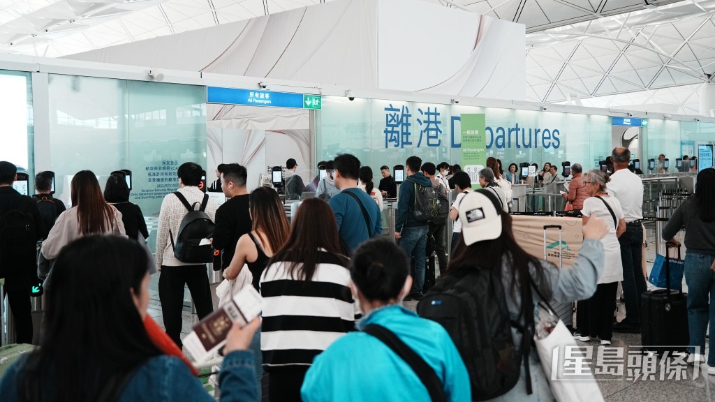 2月14日截至下午4時,本港各出入境管制站合計錄得超過68.7萬人次出入境。汪旭峰攝 2月14日截至下午4時,本港各出入境管制站合計錄得超過68.7萬人次出入境。汪旭峰攝