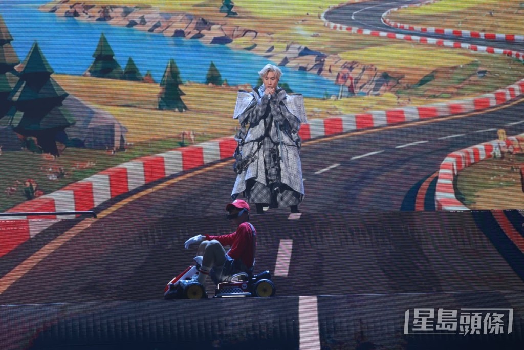 站在賽道上。 站在賽道上。