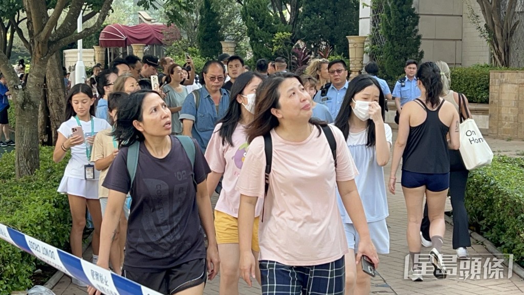 半百居民疏散到地面。 半百居民疏散到地面。