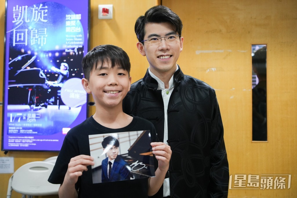 11歲的李同學成功追星,獲沈靖韜簽名及合照機會。 11歲的李同學成功追星,獲沈靖韜簽名及合照機會。
