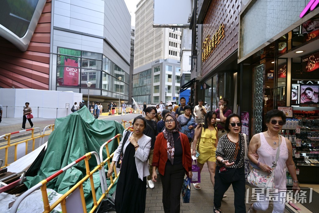 銅鑼灣街道上則人頭暢旺。