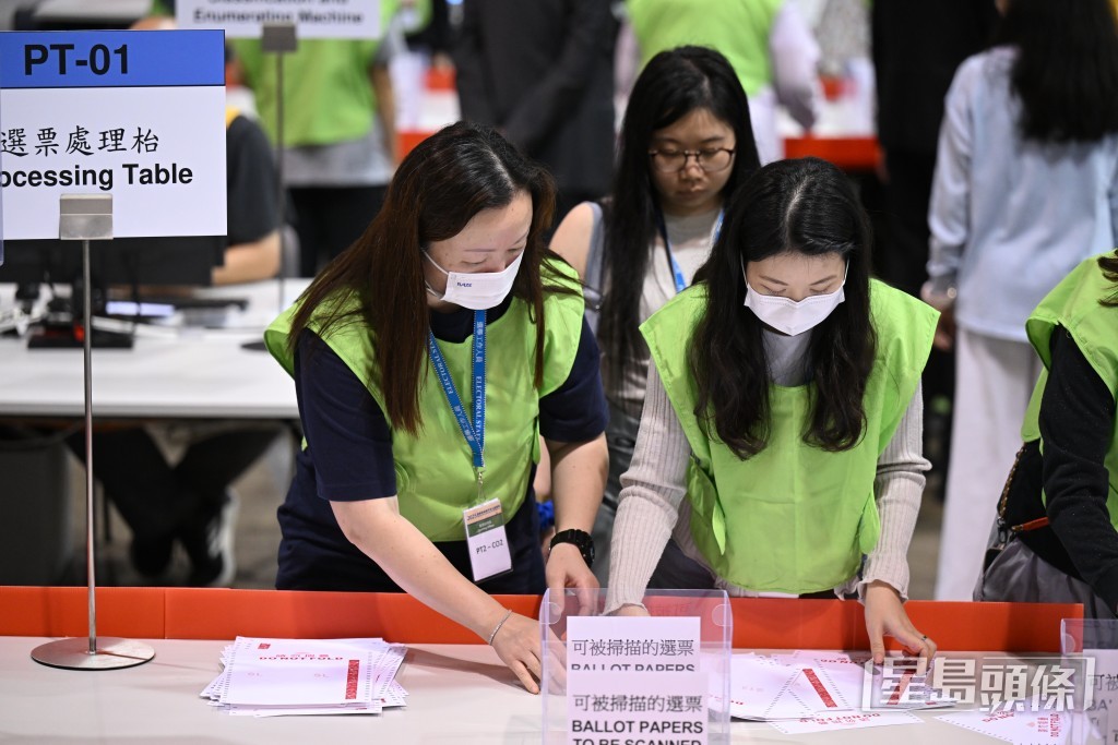 今次選委會界別分組補選首次應用新的電子點票系統點票。資料圖片 今次選委會界別分組補選首次應用新的電子點票系統點票。資料圖片