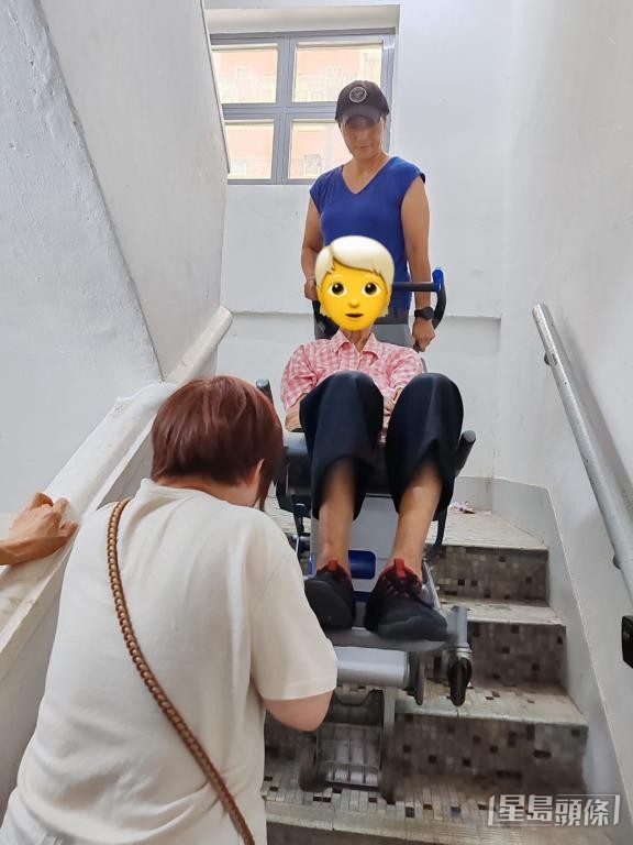 義工操作樓梯機助行動不便人士上落樓。 受訪者提供
