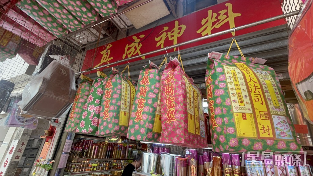 家屬會到祖先墓地祭拜,或準備糕點、水果、雞鴨等供奉於祖先神位前,並焚燒紙錢,祈求為祖先在陰間帶來財富。 家屬會到祖先墓地祭拜,或準備糕點、水果、雞鴨等供奉於祖先神位前,並焚燒紙錢,祈求為祖先在陰間帶來財富。