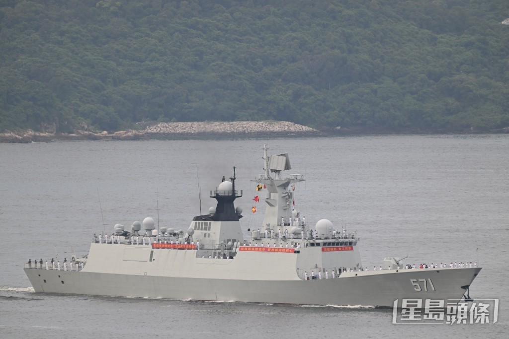 山東艦航母編隊訪港 - 域多利道情況。劉駿軒攝 山東艦航母編隊訪港 - 域多利道情況。劉駿軒攝