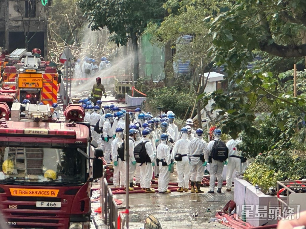 大批DVIU人員到達宏福苑火場搜證，消防一邊射水降溫。