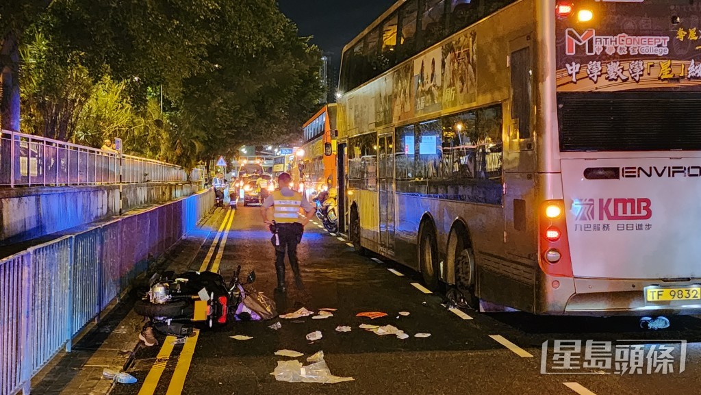 電單車倒地，現場一地雜物。