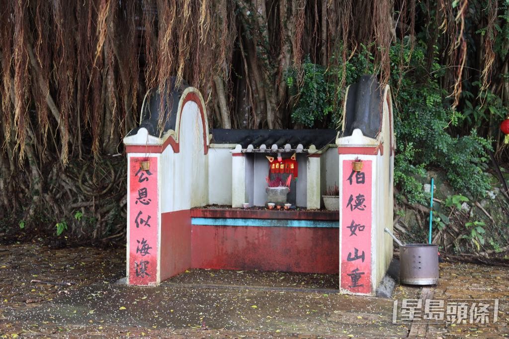 客家人稱土地公為「伯公」,在村內重要設施附近均可看見。 客家人稱土地公為「伯公」,在村內重要設施附近均可看見。