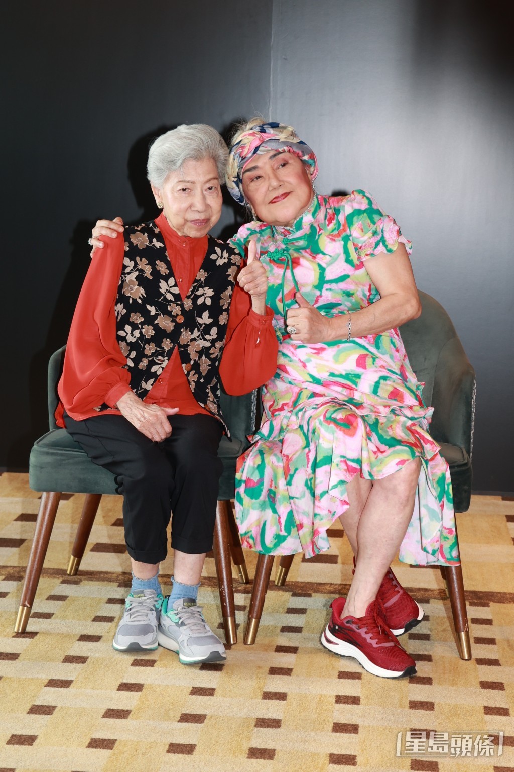 羅蘭與邵音音老友鬼鬼,二人仿如孖公仔合照。 羅蘭與邵音音老友鬼鬼,二人仿如孖公仔合照。