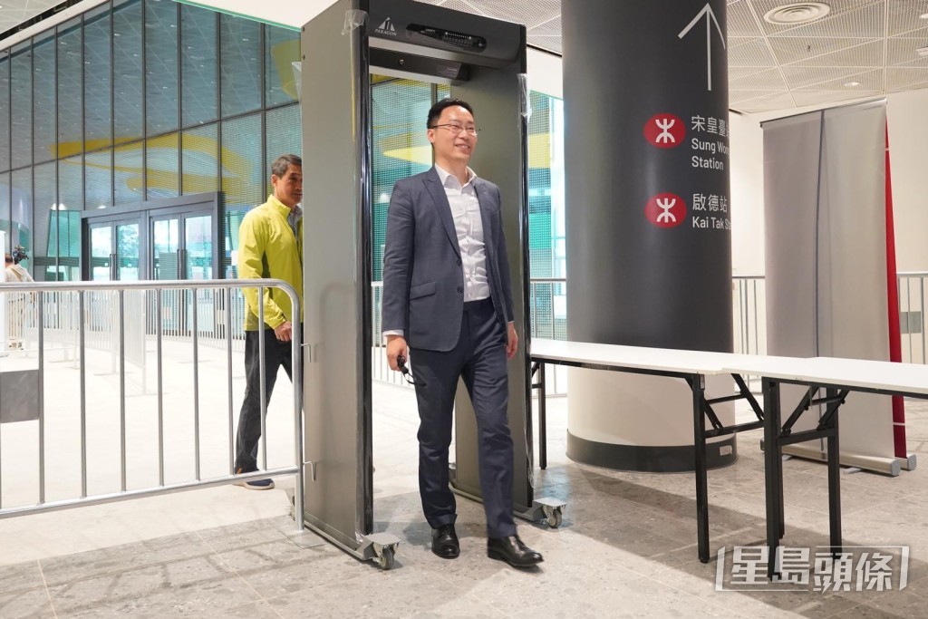 當局指今次加大了安檢站數目,希望更好疏導人流。葉偉豪攝 當局指今次加大了安檢站數目,希望更好疏導人流。葉偉豪攝