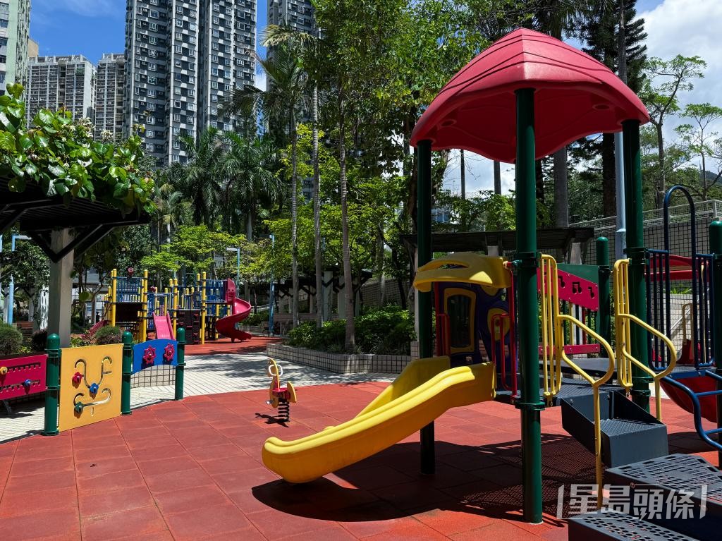 根據保安行業通用標準,小型遊樂場日間最少有各1名固定駐場保安及流動巡邏人員。 根據保安行業通用標準,小型遊樂場日間最少有各1名固定駐場保安及流動巡邏人員。