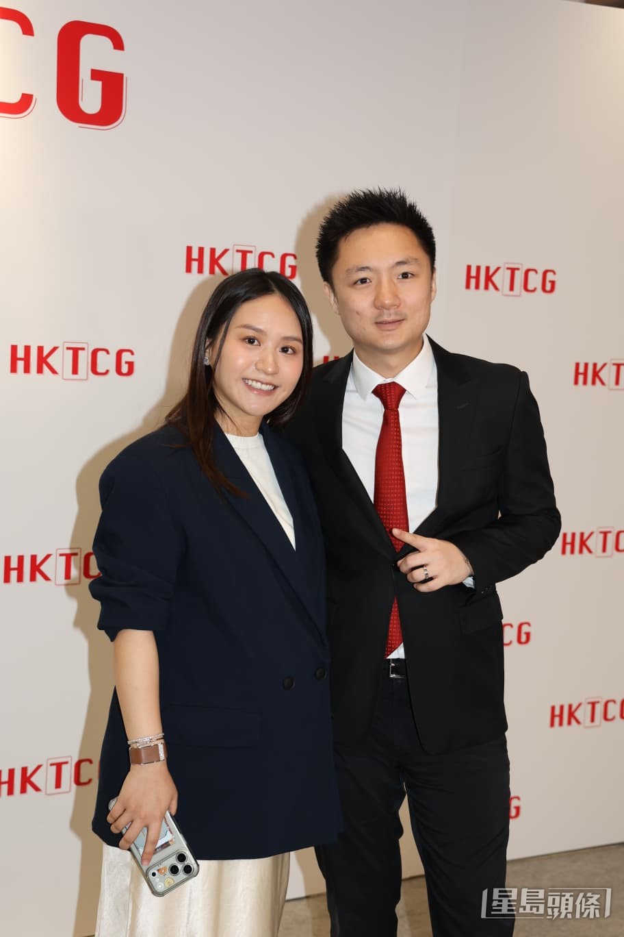 莊雅婷早前挺巨肚出席老公新店開幕活動。 莊雅婷早前挺巨肚出席老公新店開幕活動。