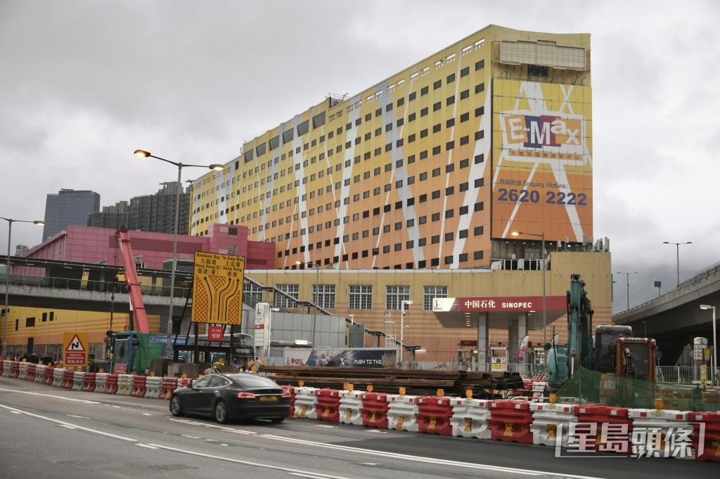 九龍灣國際展貿中心重建方案包括改為住宅、商業及工業展覽館等綜合用途。 九龍灣國際展貿中心重建方案包括改為住宅、商業及工業展覽館等綜合用途。