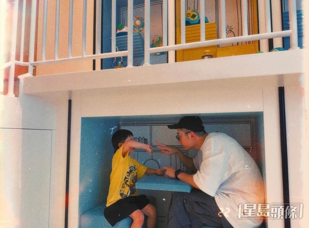周柏豪和兒子互動。
