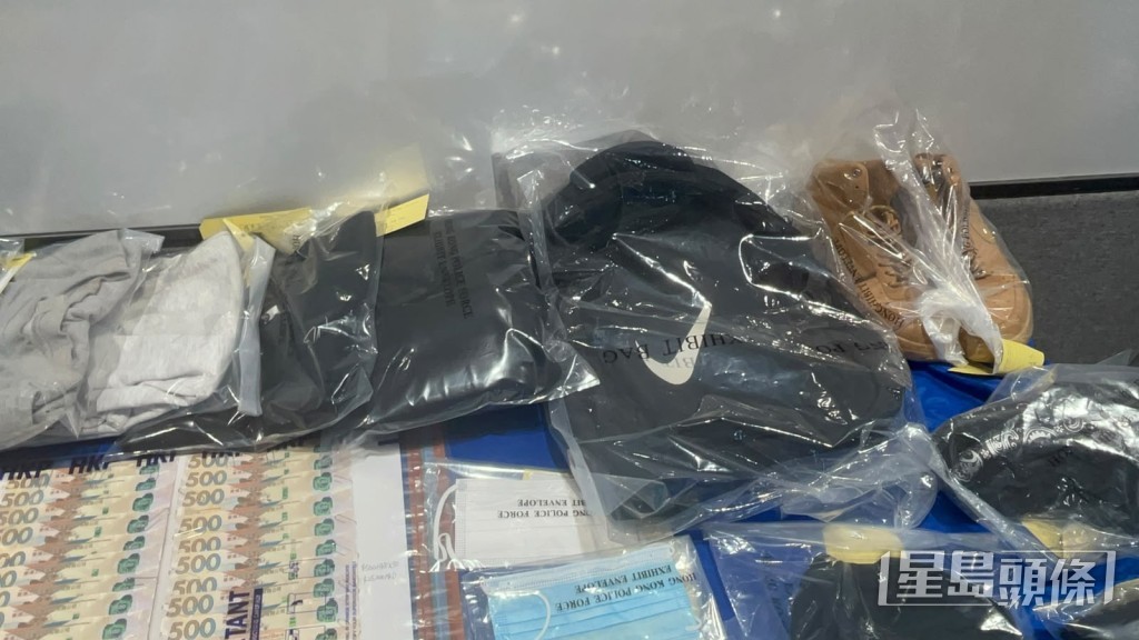 警方檢獲被捕男子犯案時所穿的衣物。楊偉亨攝 警方檢獲被捕男子犯案時所穿的衣物。楊偉亨攝