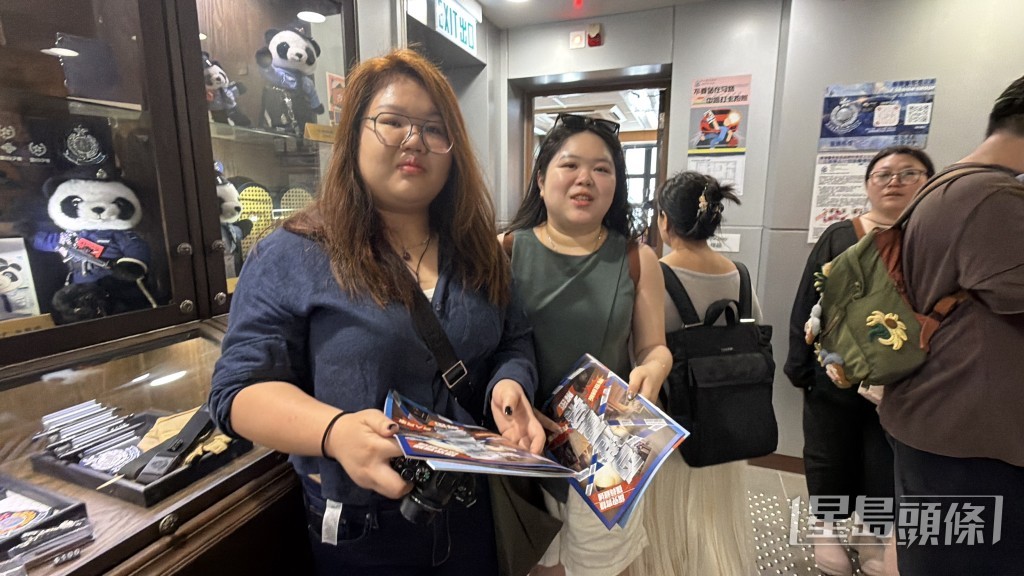 來自馬來西亞姊妹,在舊油麻地警署警察禮品廊索取《香港重案解密》。梁國峰攝 來自馬來西亞姊妹,在舊油麻地警署警察禮品廊索取《香港重案解密》。梁國峰攝