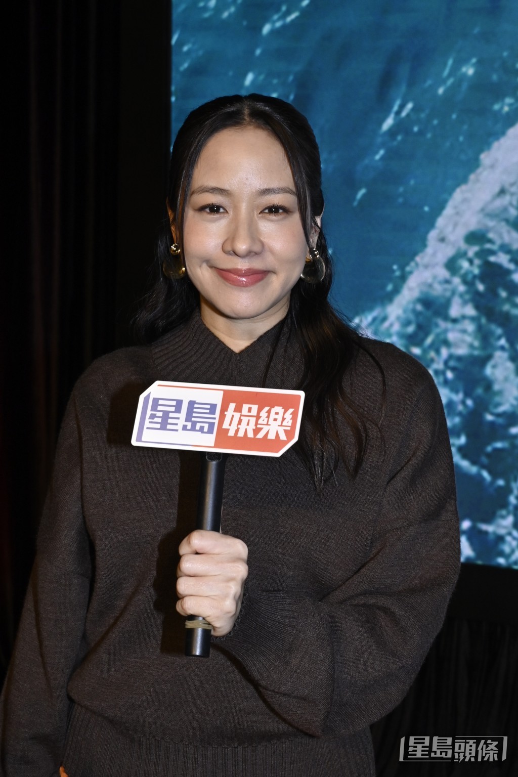 林嘉欣出門必須戴耳環。