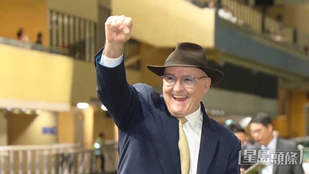 「禾道威」今朝出試期間希斯在烽火台二樓睇實，課後更罕見地向鞍上人追問。