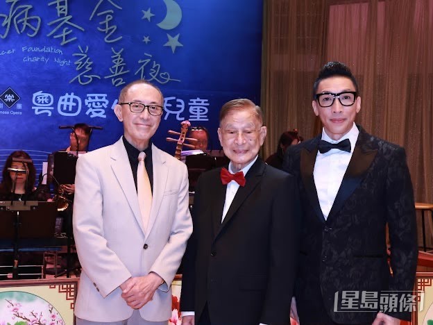 毛俊輝（左一）任朱慶祥博士（中）的申請健力士紀錄見證人，與其徒弟煒唐（右一）合照留念。