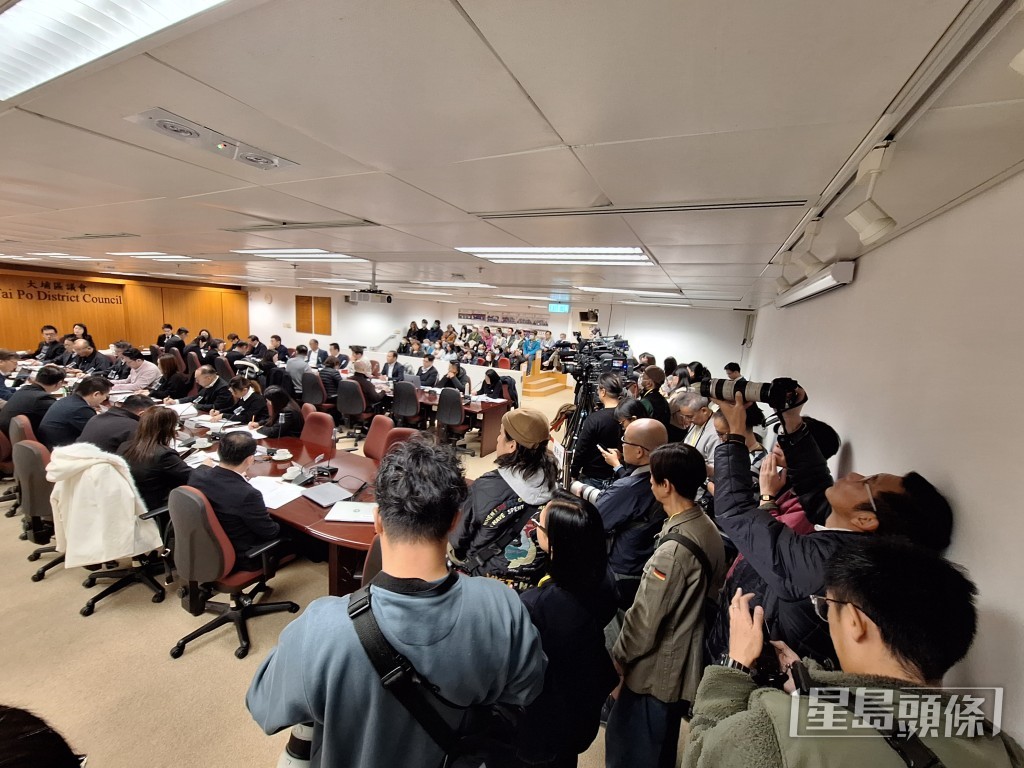 大埔區議會討論火災善後。何健勇攝